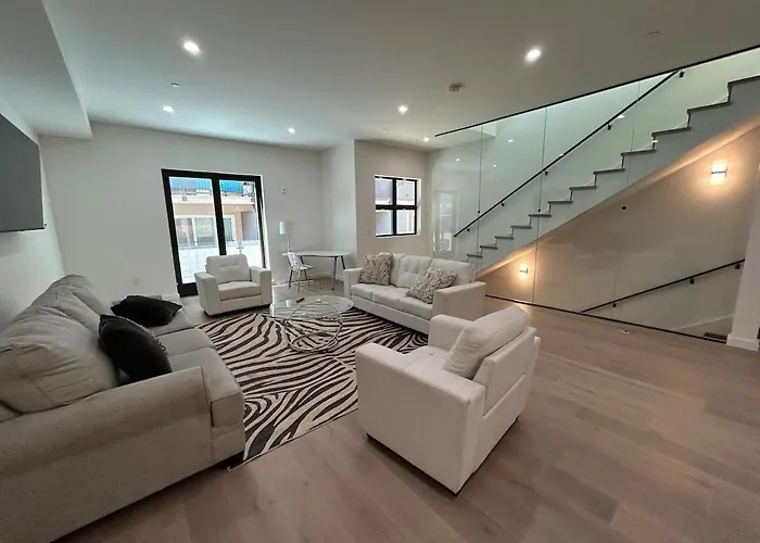 906 Brand New Townhome Sleeps 10